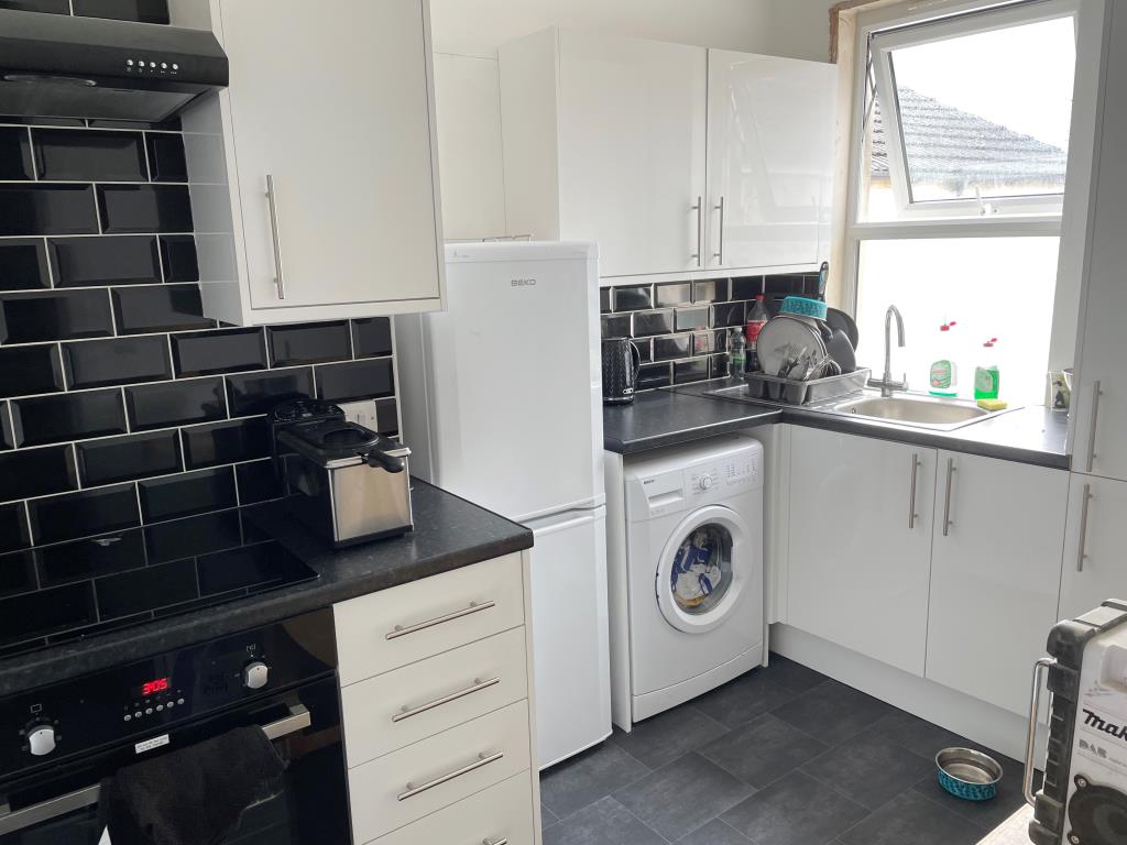 Lot: 19 - FREEHOLD HOUSE ARRANGED AS THREE FLATS IN CENTRAL WORTHING - Fiited kitchen of first floor front flat